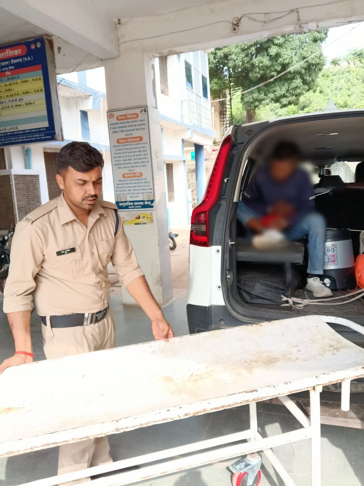 टीकमगढ़ के थाना बुड़ेरा क्षेत्र में सड़क दुर्घटना में घायल हुए व्यक्ति को, डायल-112  जवानों ने उपचार के लिए अस्पताल पहुँचाया। 